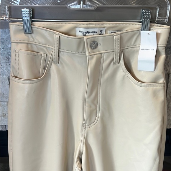 NWT Abercrombie & Fitch Cream 90s Straight Leg High Rise Vegan Leather 2/26 - Picture 4 of 10